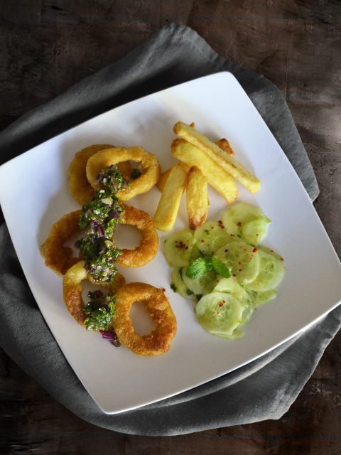 Calamari mit Chimichurri, Pommes und Gurkensalat