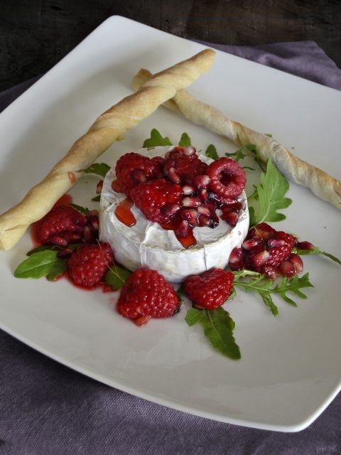 Camembert mit Himbeeren