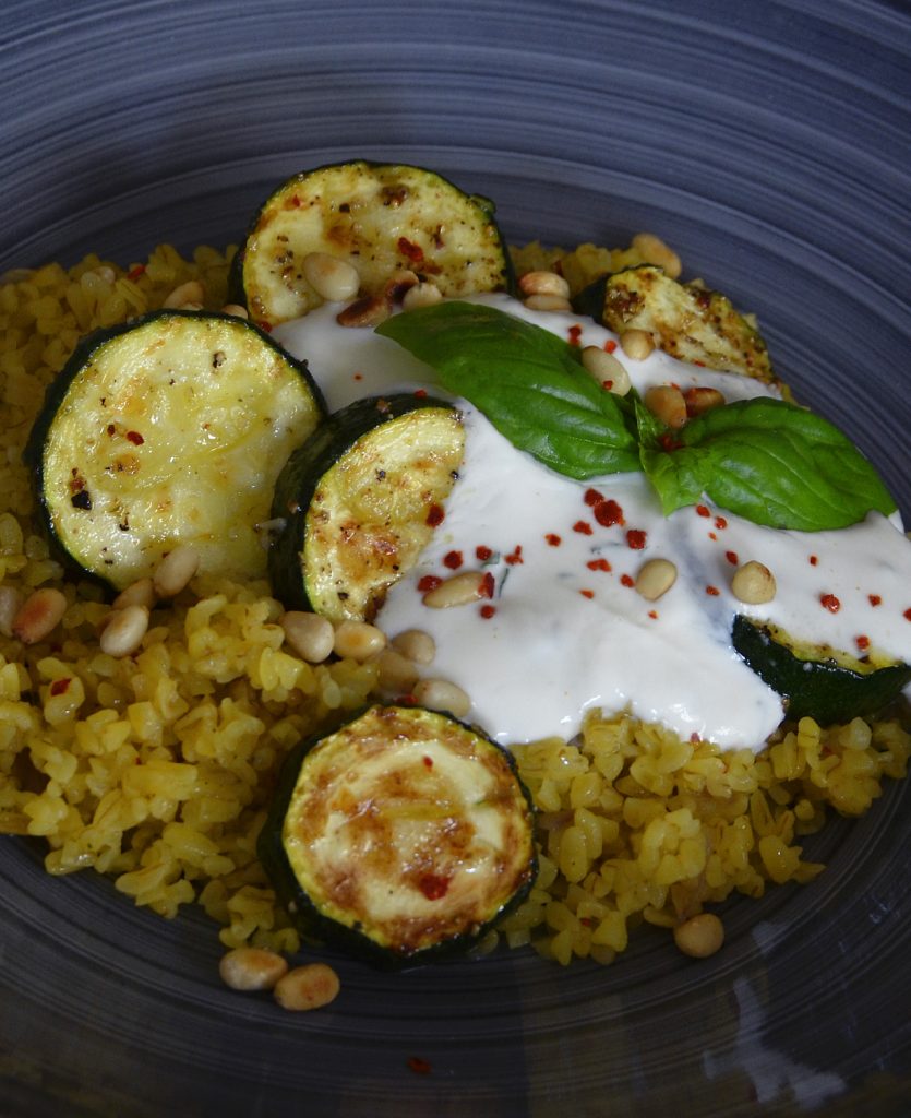 Currybulgur mit Zucchini und Minzjoghurt