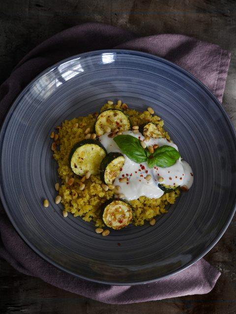 Currybulgur mit Zucchini und Minzjoghurt