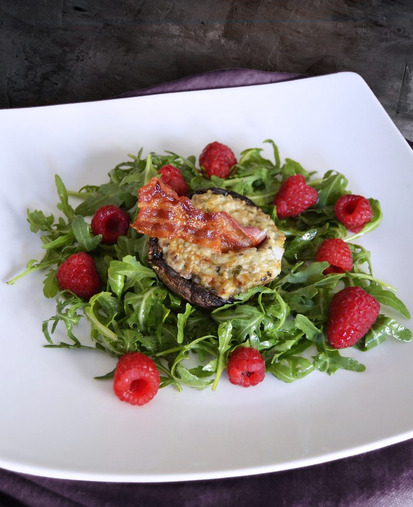 Gefüllter Champignon auf Rucola-Himbeer-Salat