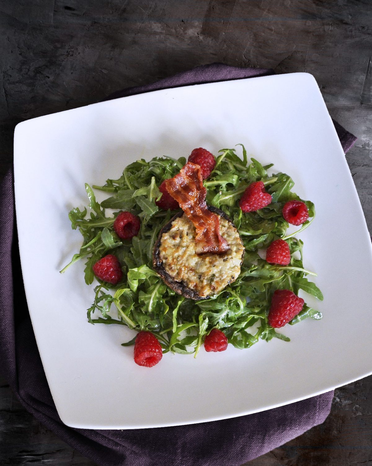 Gefüllter Champignon auf Rucola-Himbeer-Salat