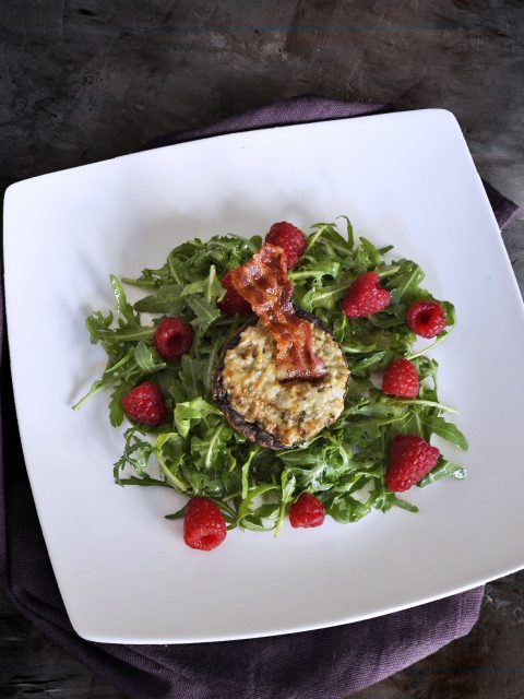 Gefüllter Champignon auf Rucola-Himbeer-Salat