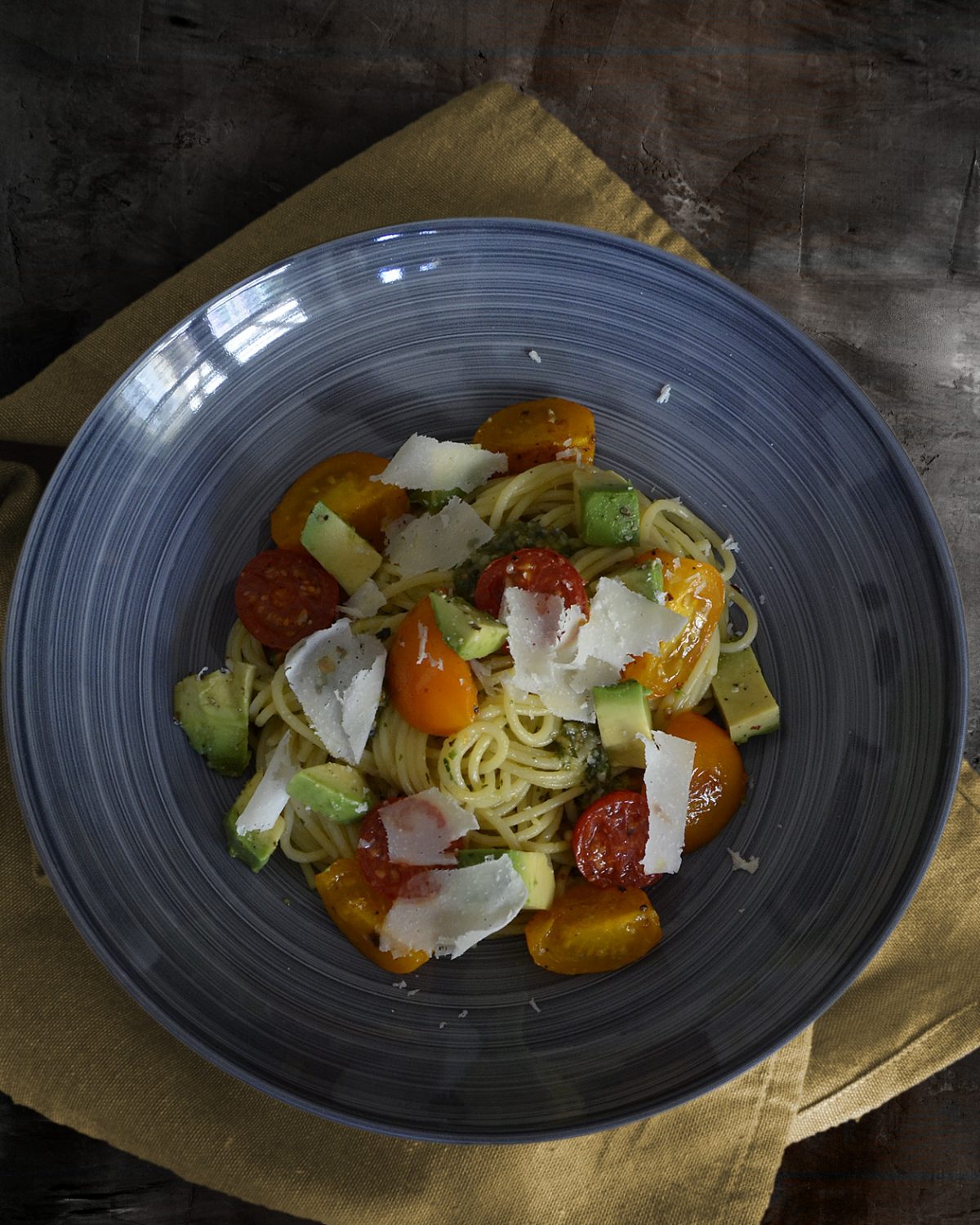 Spaghetti mit Pesto, Tomaten und Avocado