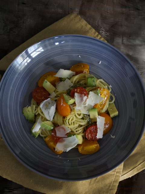 Spaghetti mit Pesto, Tomaten und Avocado