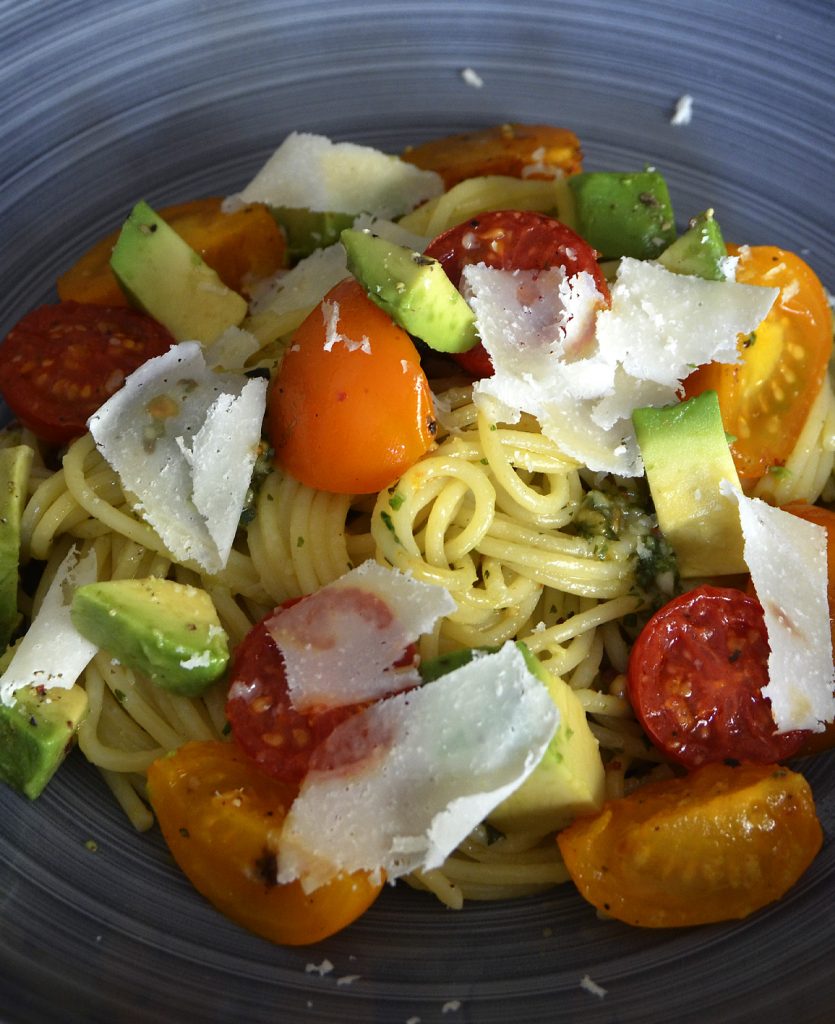 Spaghetti mit Pesto, Tomaten und Avocado