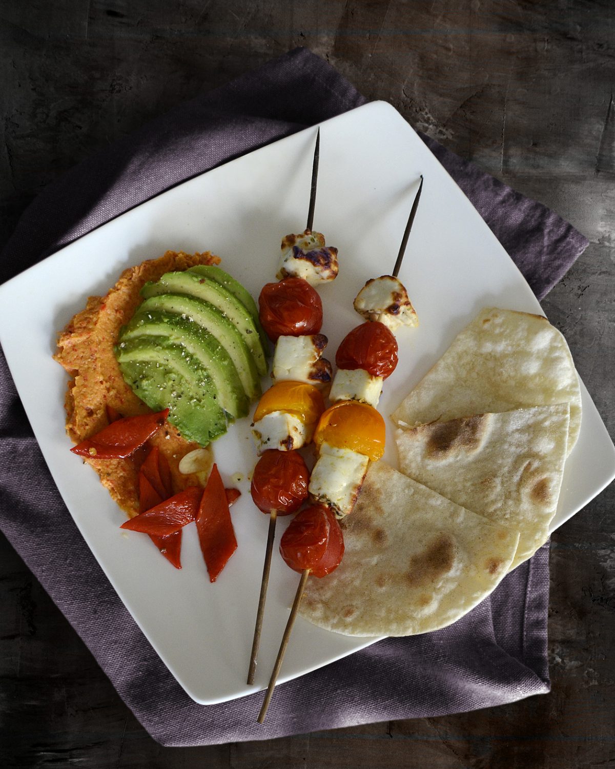 Toamten-Halloumi-Spieße mit Paprikahummus und Avocado