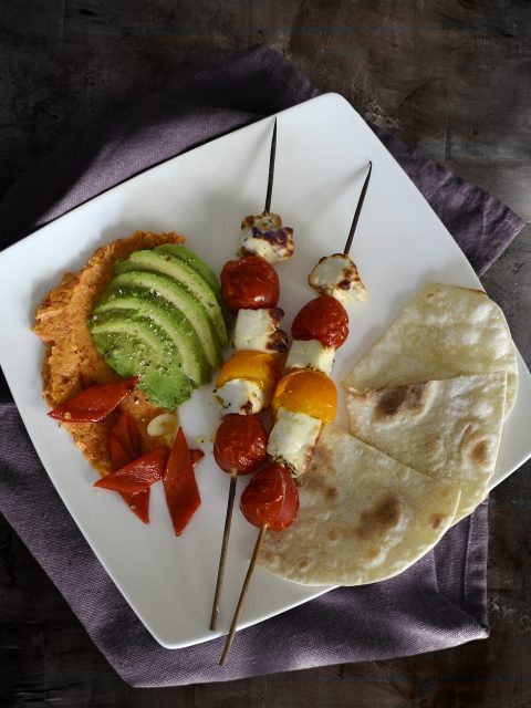 Toamten-Halloumi-Spieße mit Paprikahummus und Avocado