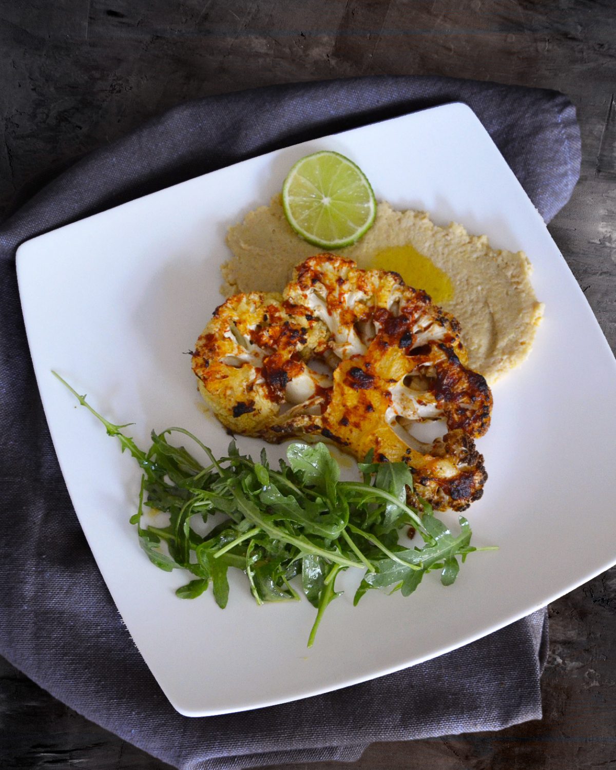 Blumenkohlsteak auf Hummus