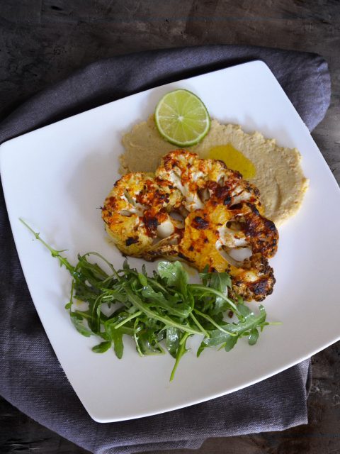 Blumenkohlsteak auf Hummus