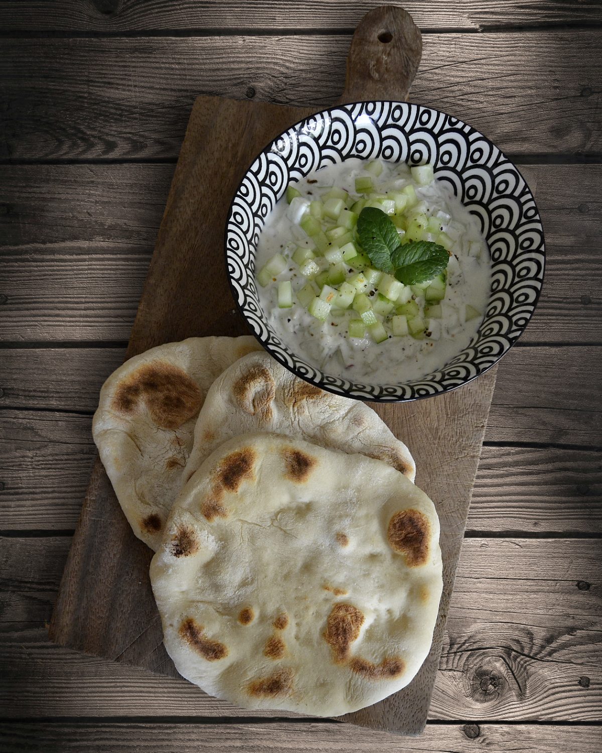 Naanbrot mit Raita Salat