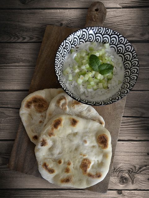 Naanbrot mit Raita Salat