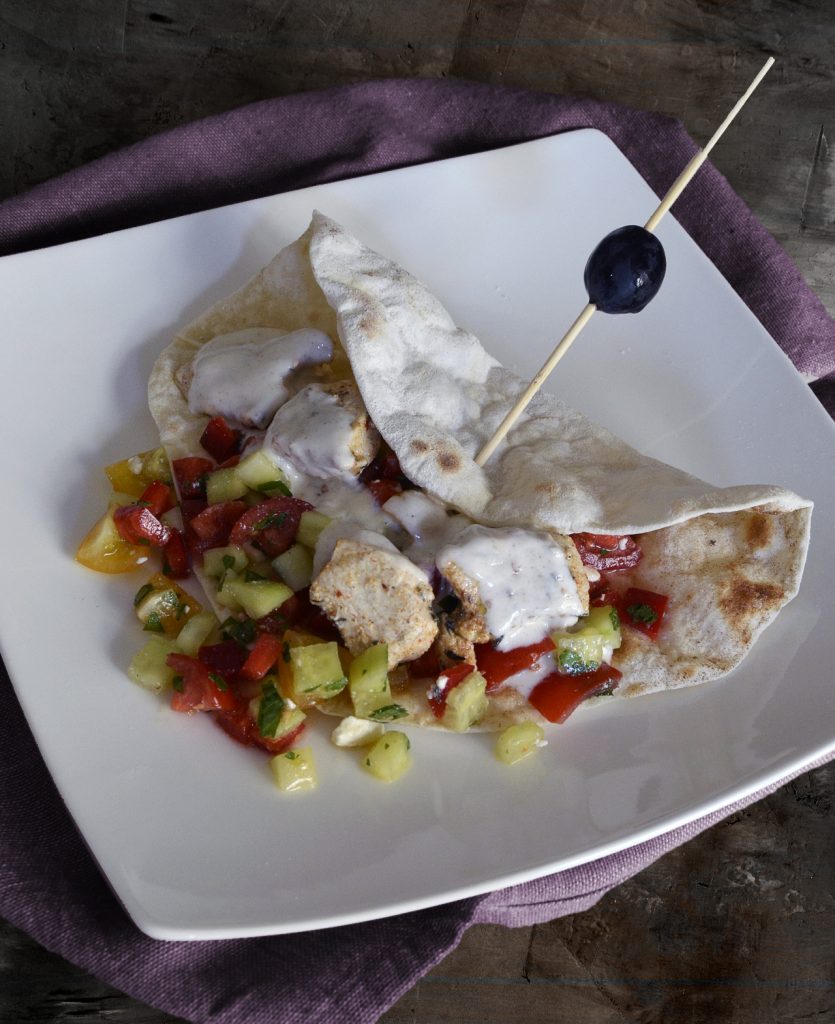 Hähnchen mit Salat auf Pfannenbrot