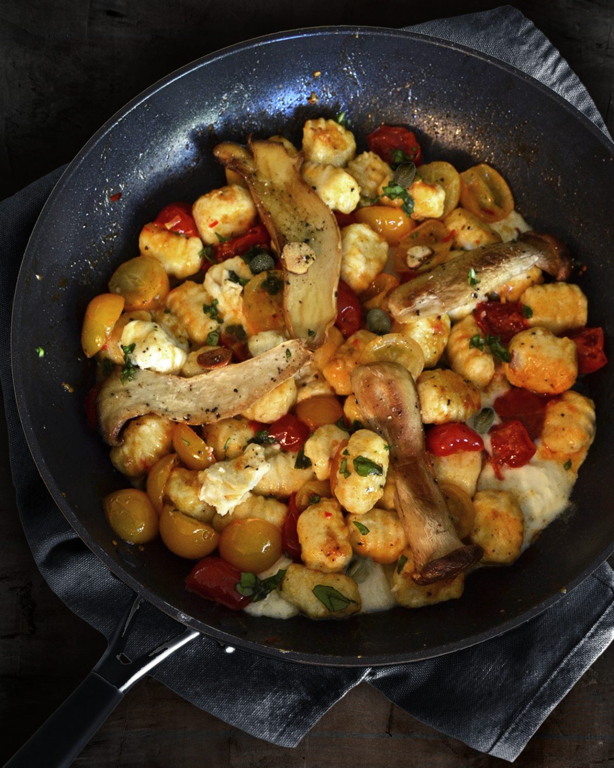 Ricotta-Gnocchi mit Tomaten, Kapern und Kräuterseitlingen