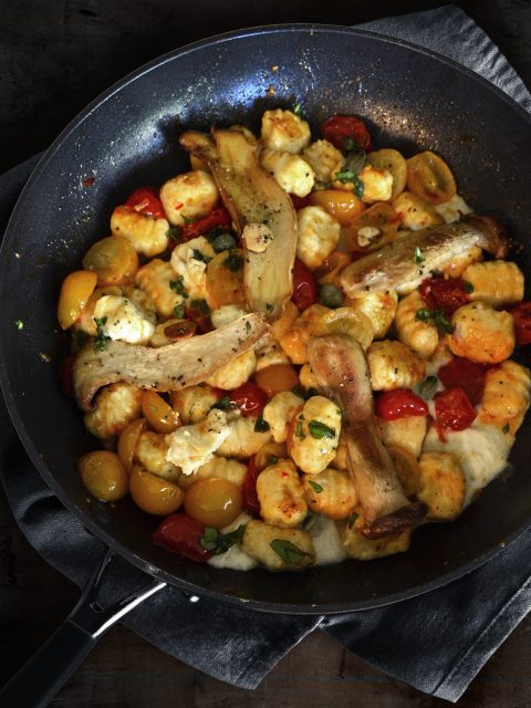 Ricotta-Gnocchi mit Tomaten, Kapern und Kräuterseitlingen