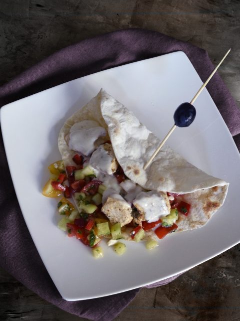 Hähnchen mit Salat auf Pfannenbrot