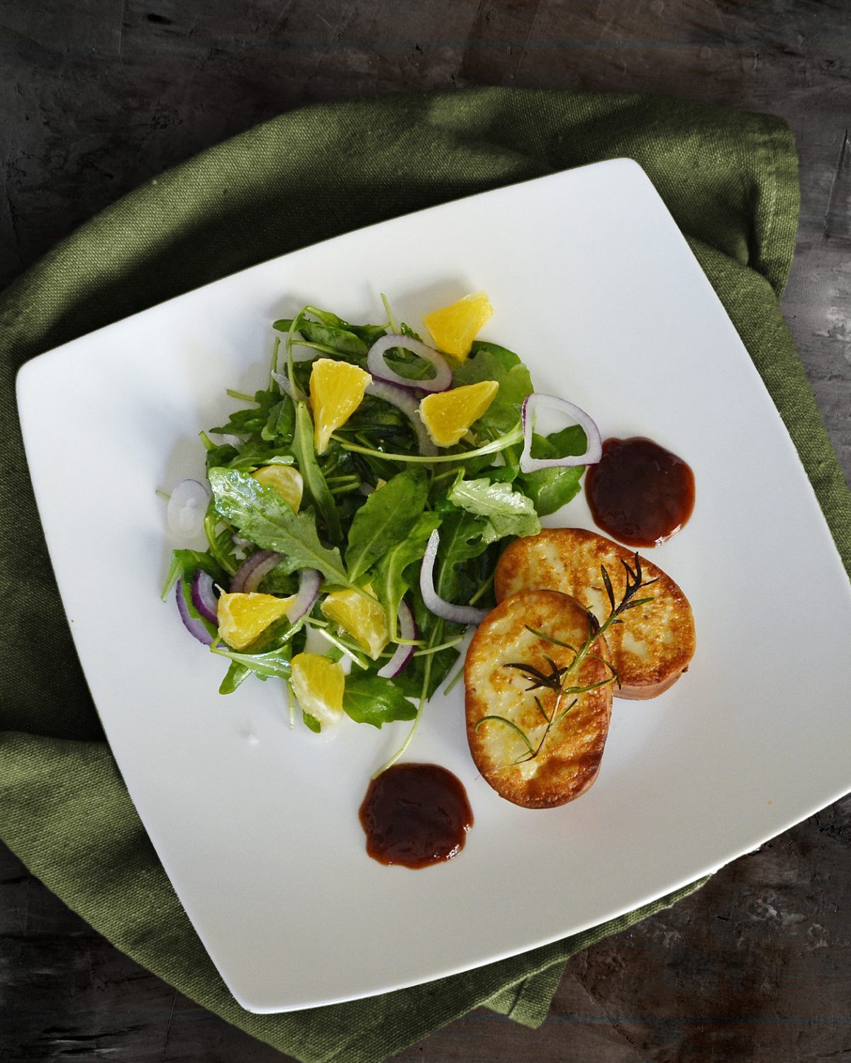 Geräucherter Halloumi mit Salat