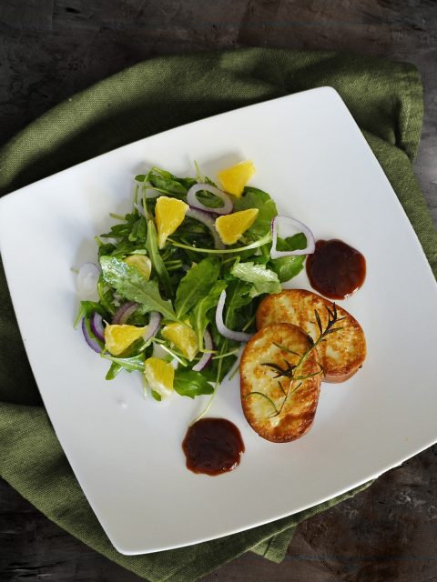 Geräucherter Halloumi mit Salat