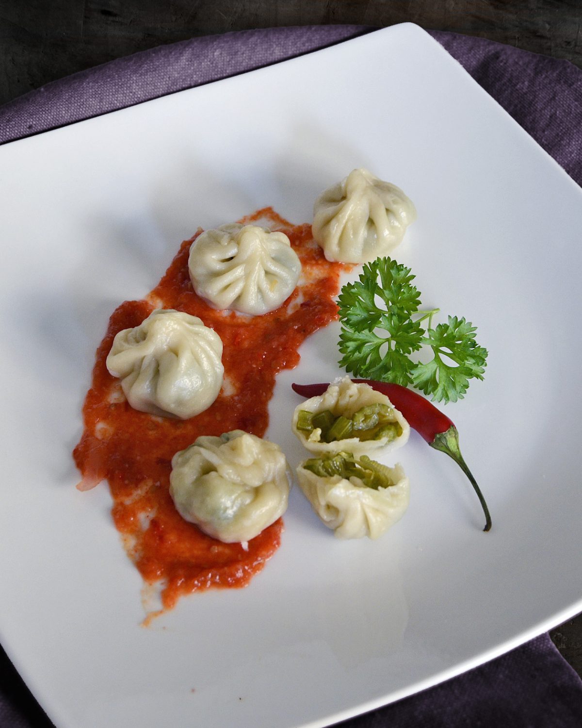 Momos mit Gemüse und scharfer Chilisauce