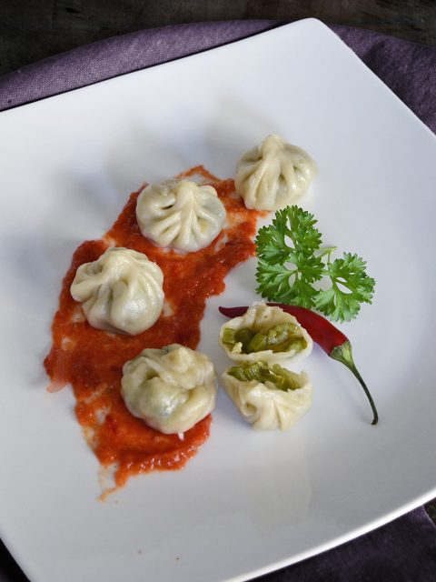 Momos mit Gemüse und scharfer Chilisauce