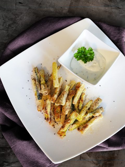 Zucchini-Pommes mit Kräuter-Knoblauch-Dip