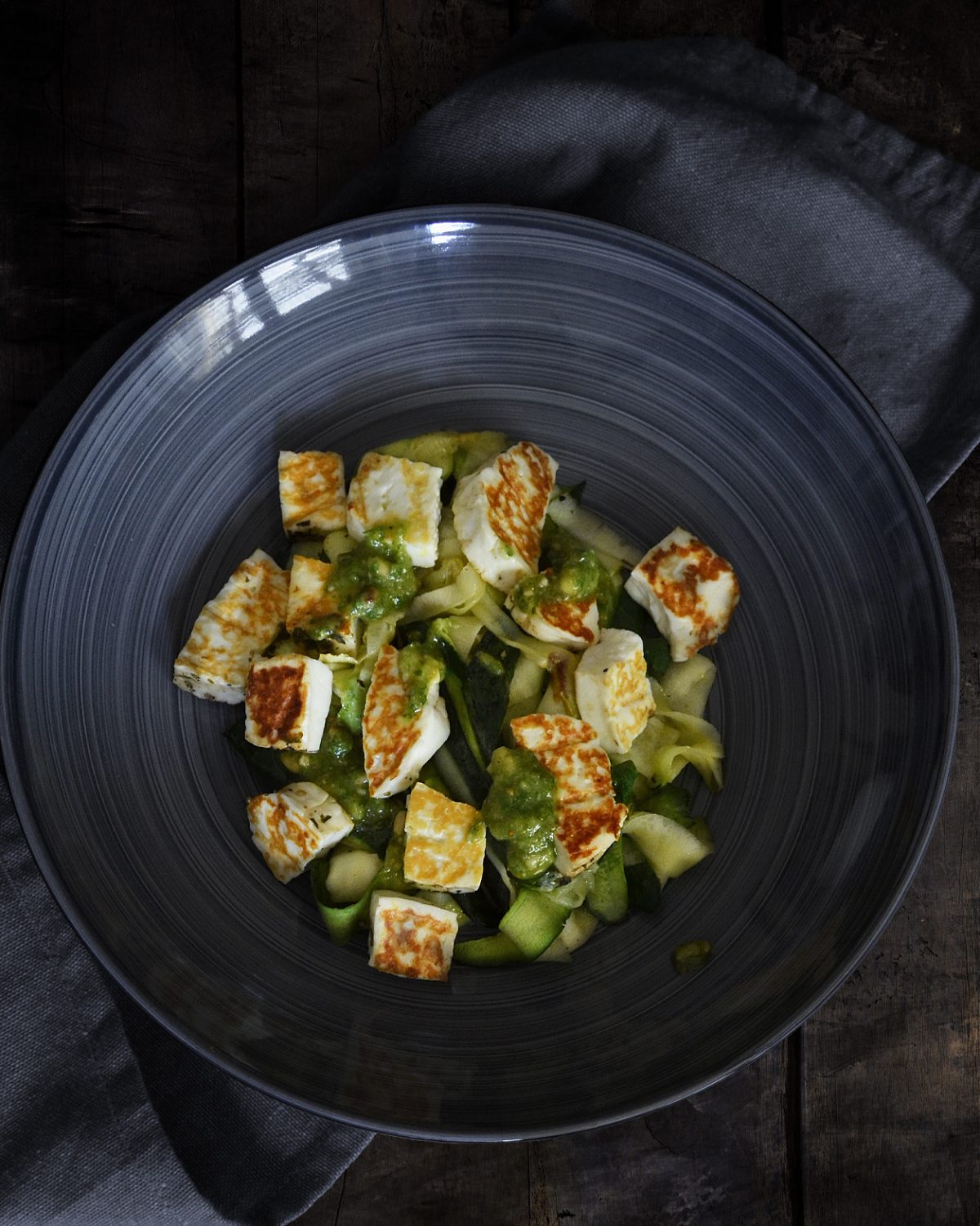 Zucchini-Tagliatelle mit Halloumi