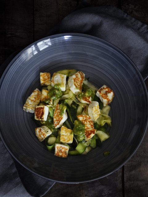 Zucchini-Tagliatelle mit Halloumi