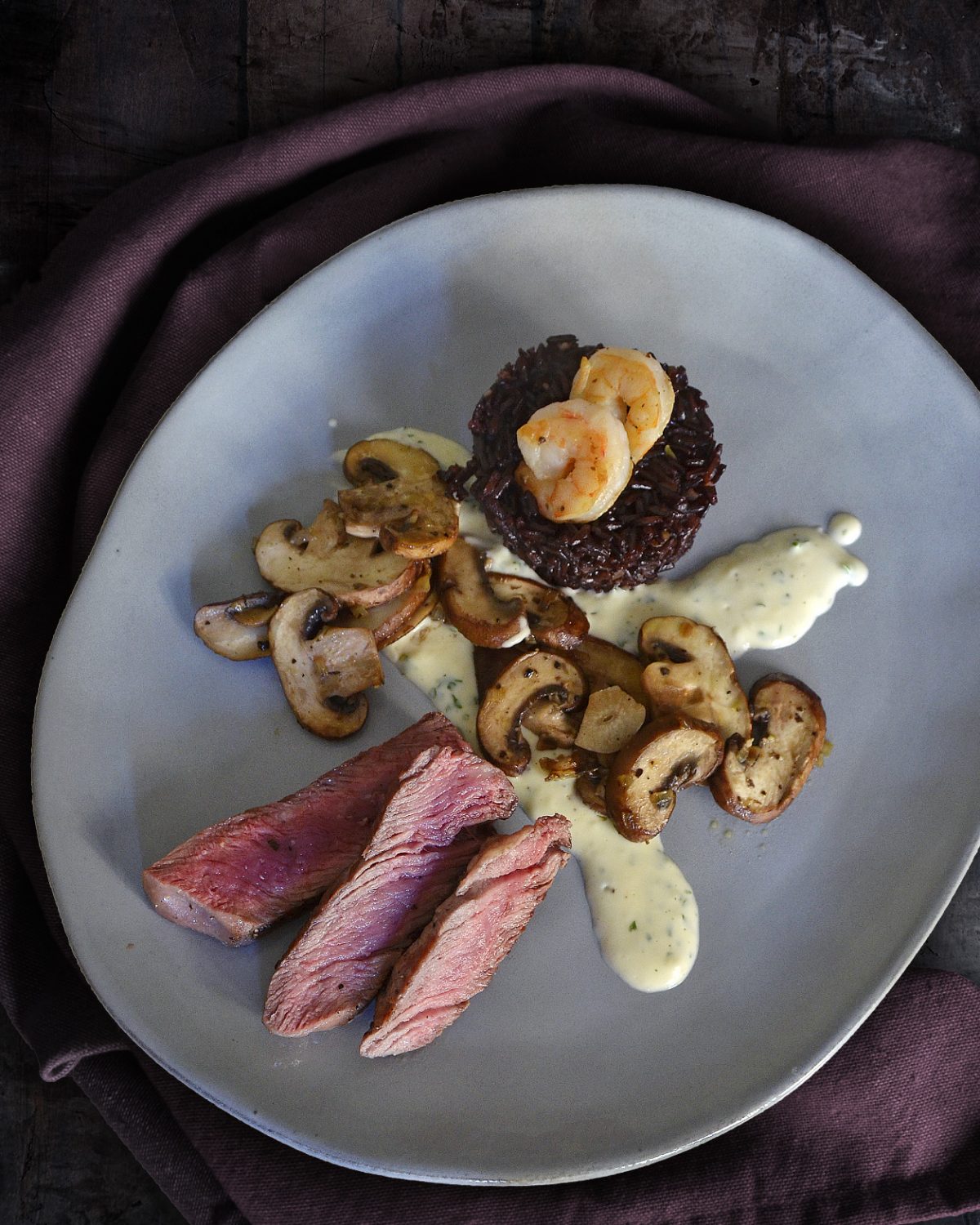 Steak mit schwarzem Reis und braunen Champignons