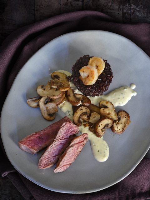 Steak mit schwarzem Reis und braunen Champignons