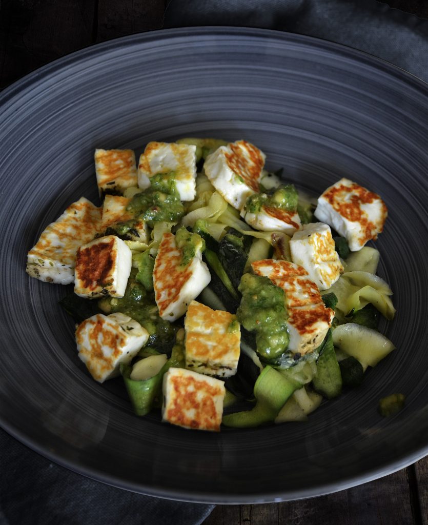 Zucchini-Tagliatelle mit Halloumi