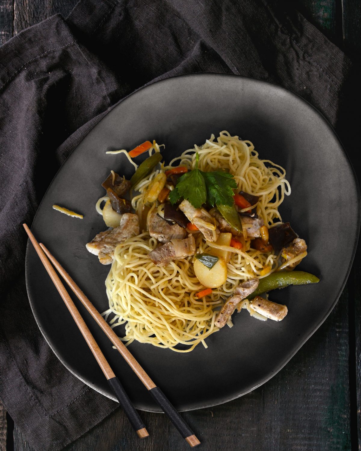 Chinesische Gemüsepfanne mit Schweinegeschnetzeltem und Bratnudeln