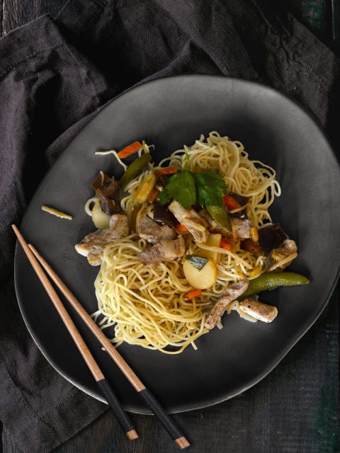 Chinesische Gemüsepfanne mit Schweinegeschnetzeltem und Bratnudeln