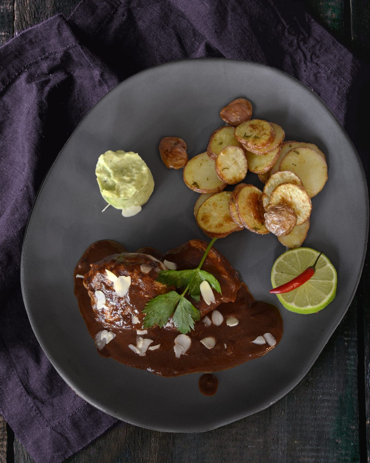 Mexikanisches Schokohuhn mit Back-Kartoffeln und Guacamole