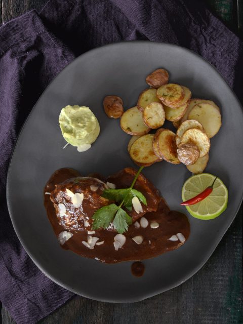 Mexikanisches Schokohuhn mit Back-Kartoffeln und Guacamole