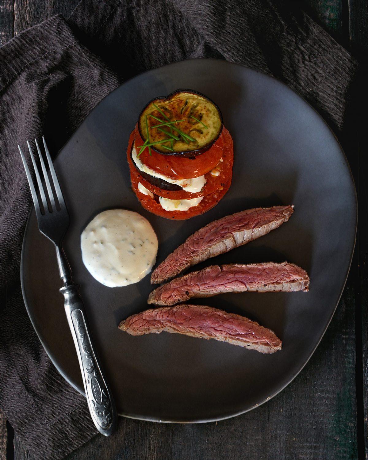 Tomaten-Auberginen-Türmchen mit Knoblauch-Dip und Steakstreifen