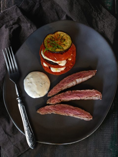 Tomaten-Auberginen-Türmchen mit Knoblauch-Dip und Steakstreifen