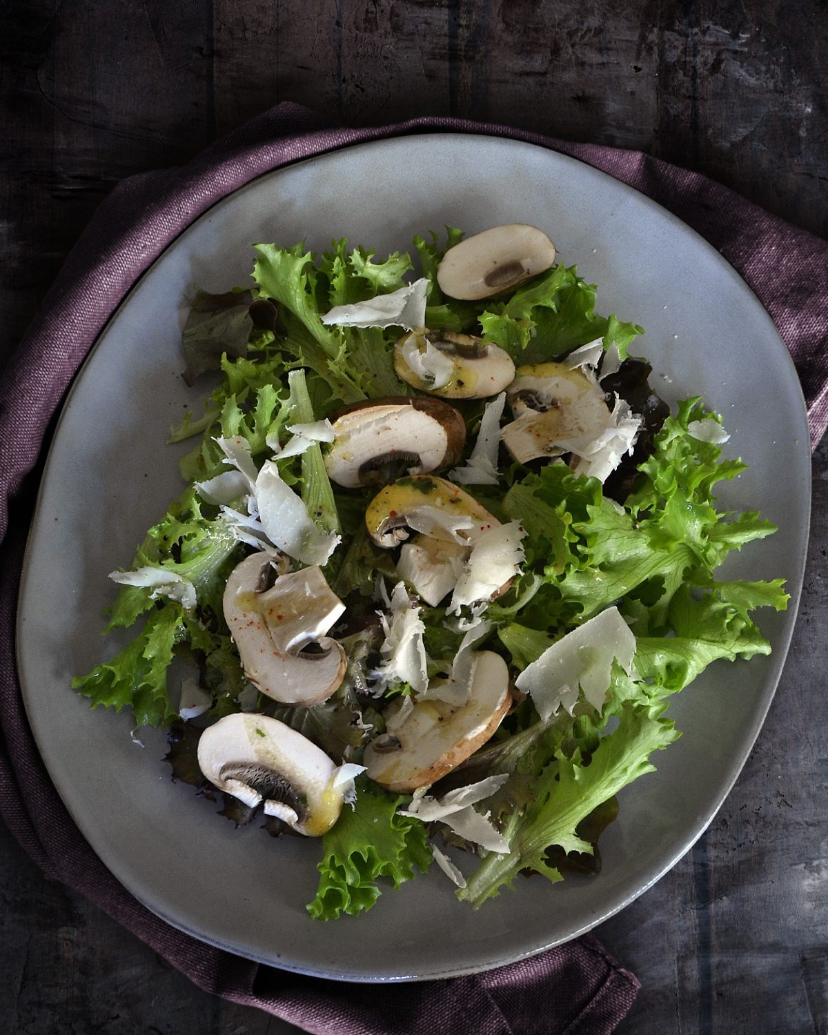 Gemischter Blattsalat mit rohen Champignons