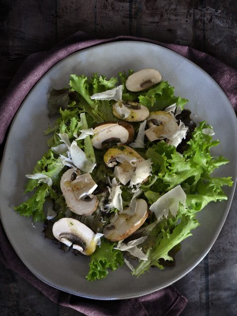 Gemischter Blattsalat mit rohen Champignons