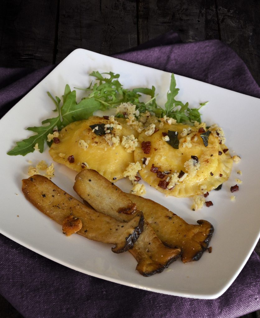 Eidotter-Ravioli in Salbei-Speck-Butter mit Kräuterseitlingen