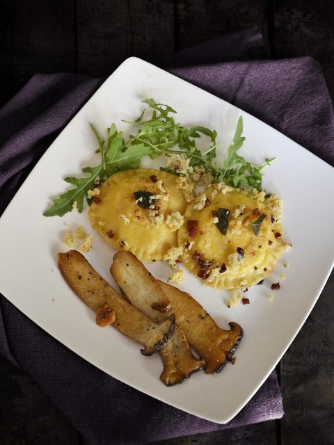 Eidotter-Ravioli in Salbei-Speck-Butter mit Kräuterseitlingen