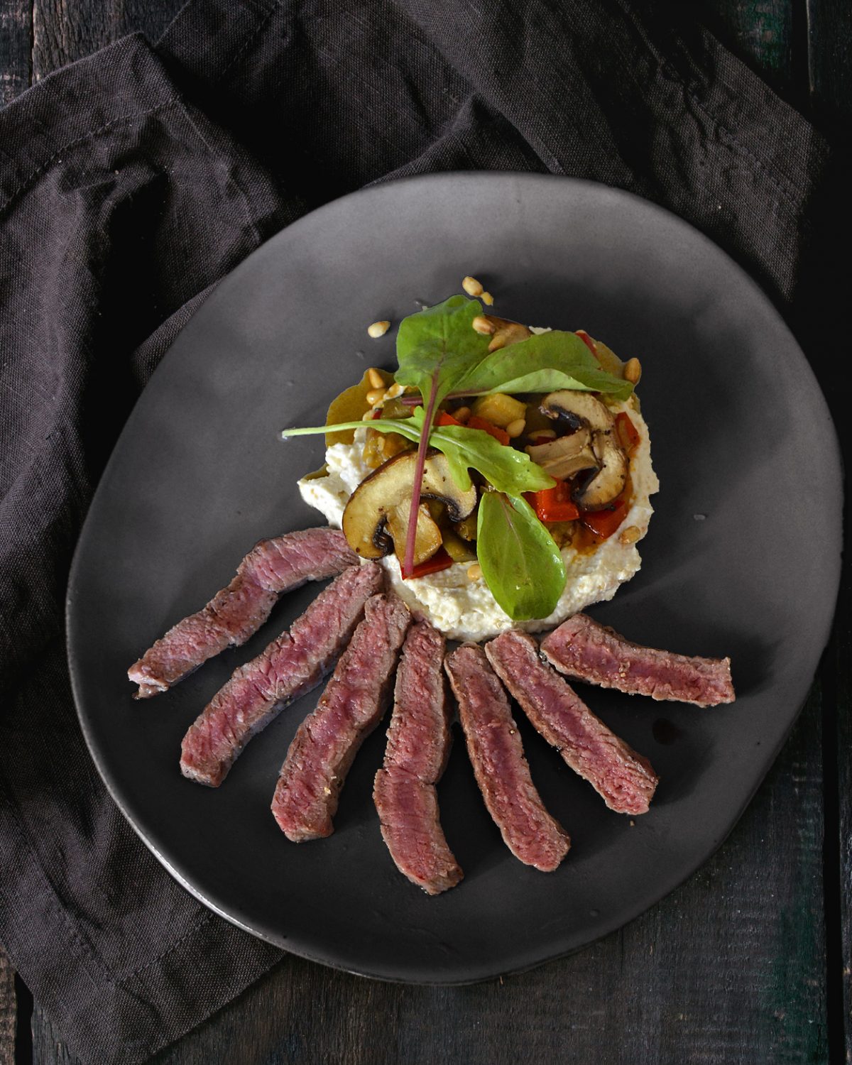 Mediterranes Gemüse auf Zitronen-Ricotta mit Steakstreifen