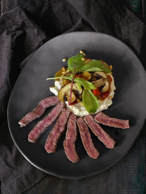 Mediterranes Gemüse auf Zitronen-Ricotta mit Steakstreifen