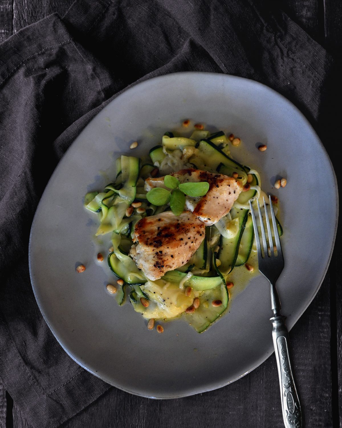 Hähnchenbrust auf Zucchini-Tagliatelle mit Mozzarella