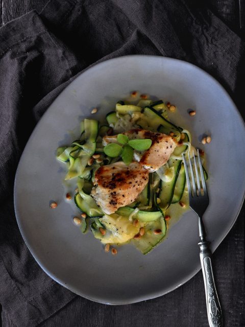 Hähnchenbrust auf Zucchini-Tagliatelle mit Mozzarella