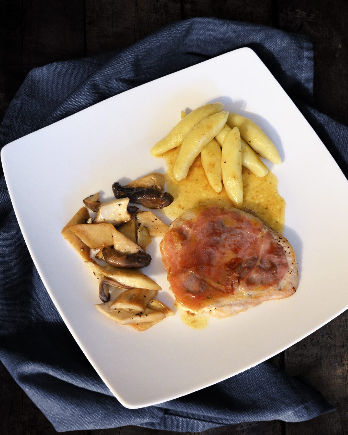 Saltimbocca mit Kräuterseitlingen und Schupfnudeln