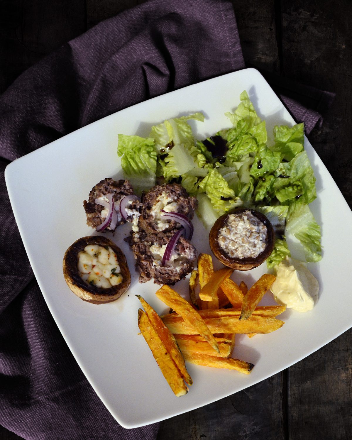 Bifteki mit gefüllten Champignons und Süßkartoffel-Pommes