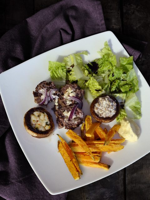 Bifteki mit gefüllten Champignons und Süßkartoffel-Pommes