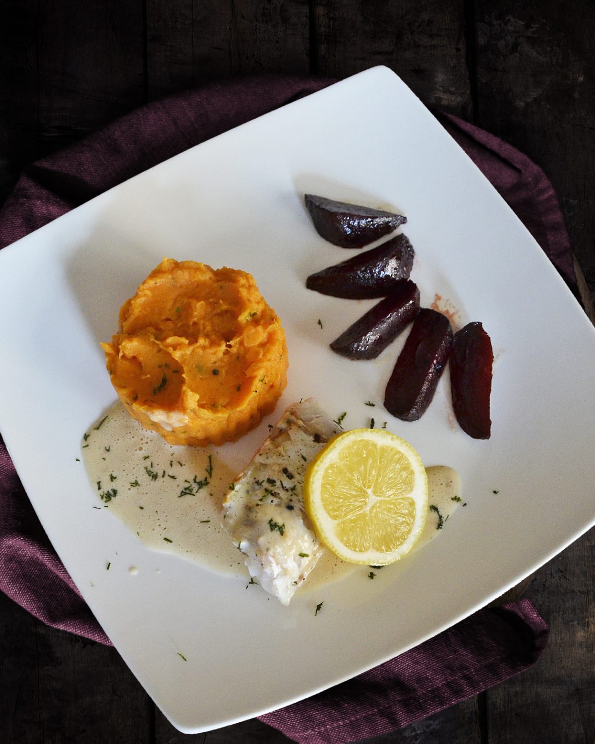 Kabeljau mit Süßkartoffelpüree, Rote Bete und Beurre Blanc