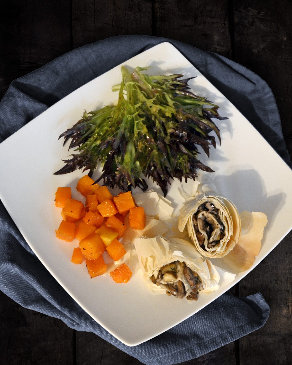 Kürbisgemüse mit Champignonstrudel und Salat