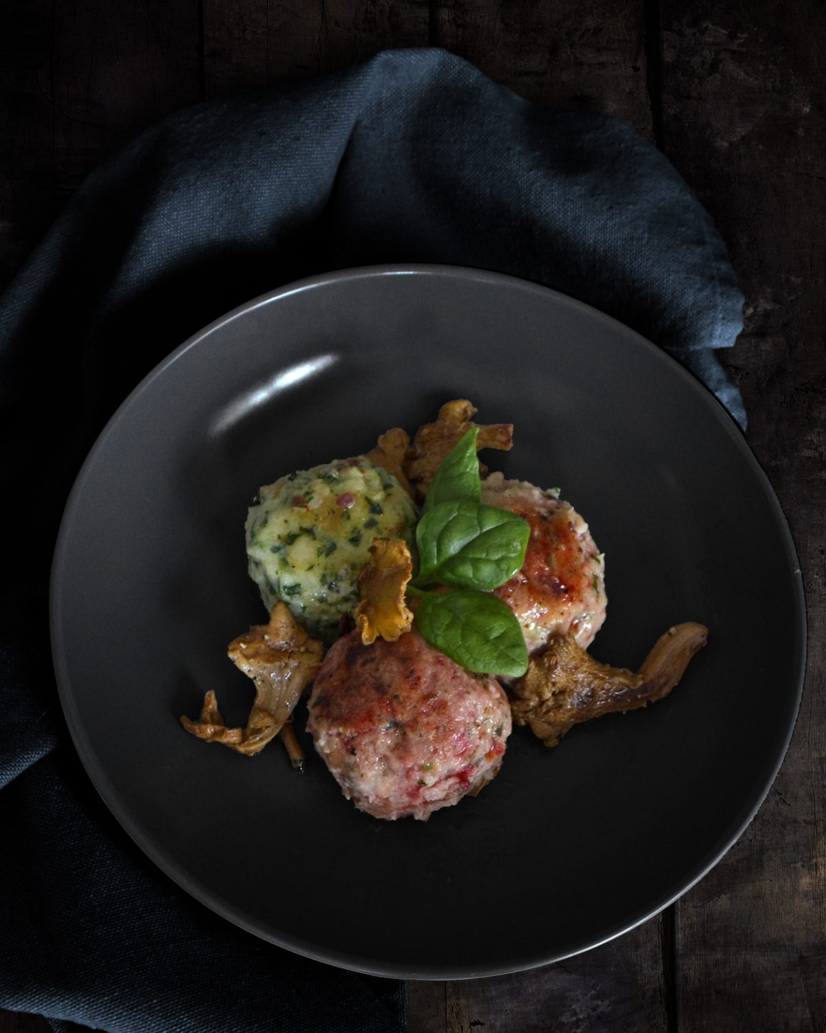 Zweilerlei Semmelknödel mit Rote Bete und Spinat